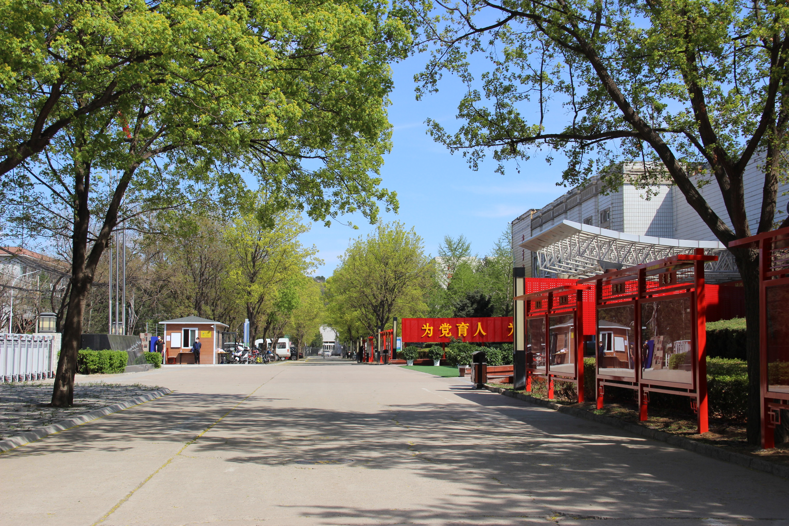 北京東方紅學(xué)校校園一角